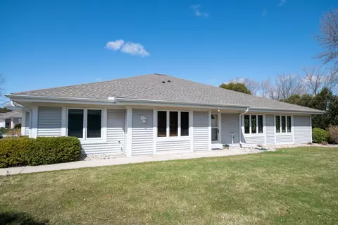 7202 W Mequon Sq, Mequon, WI 53092