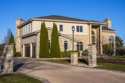 7282 S Stone Hedge, Franklin, WI 53132