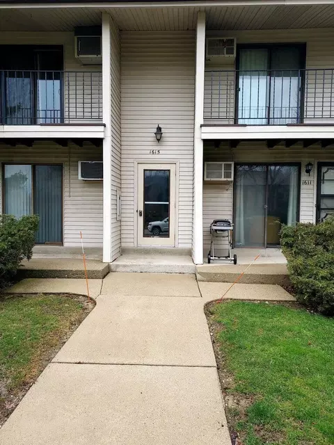 1615 S Coachlight #D, New Berlin, WI 53151
