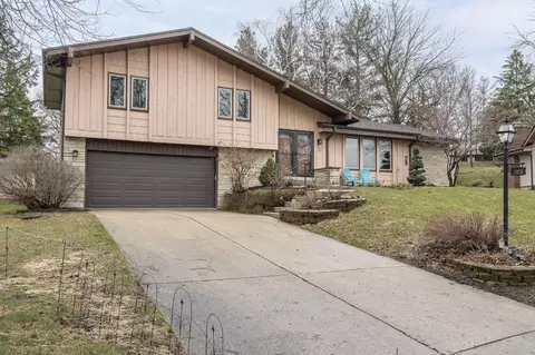 2029 Cobblestone, Waukesha, WI 53188
