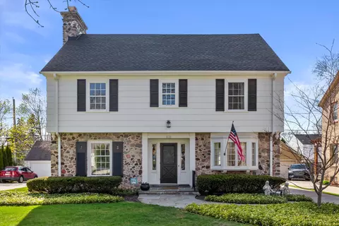 6121 N Bay Rdg, Whitefish Bay, WI 53217