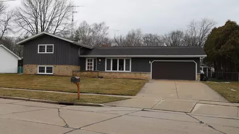 1018 Glenview, Manitowoc, WI 54220
