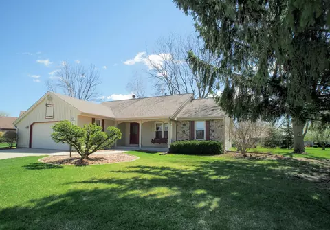 1379 Crystal Lk, Oconomowoc, WI 53066