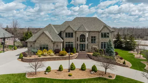 7444 S Stone Hedge, Franklin, WI 53132