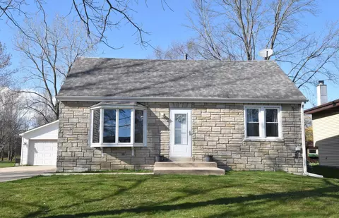 3902 E Oakwood, Oak Creek, WI 53154