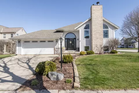 1256 River Pl, Waukesha, WI 53189