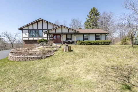 w246s6865 Maple Hl, Waukesha, WI 53189