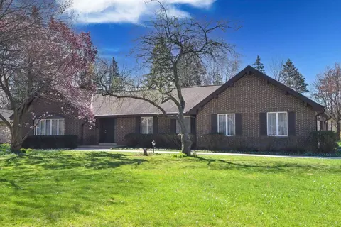 8925 W W Mdw, Franklin, WI 53132