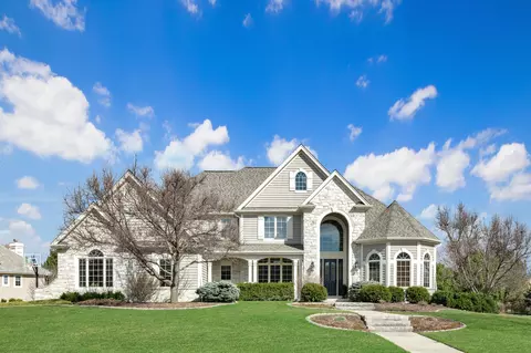 400 N Thornbush, Hartland, WI 53029