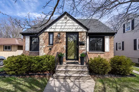 3124 E Crawford, Saint Francis, WI 53235