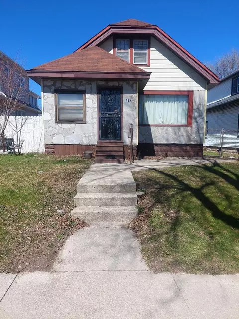 912 W Nash, Milwaukee, WI 53206
