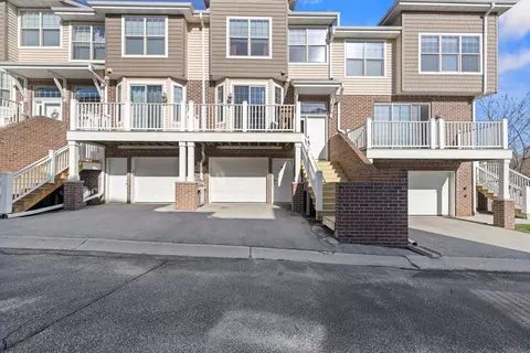 808 Timber Rdg #B, Waukesha, WI 53189