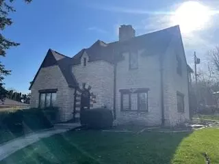 10335 W Woodward, Wauwatosa, WI 53222