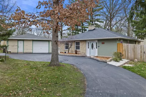 2070 S Elm Grv, New Berlin, WI 53151