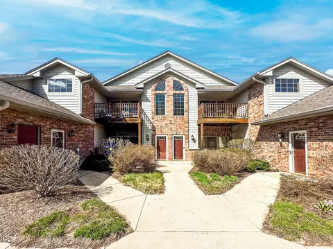 628 Hillcrest #D, Saukville, WI 53080