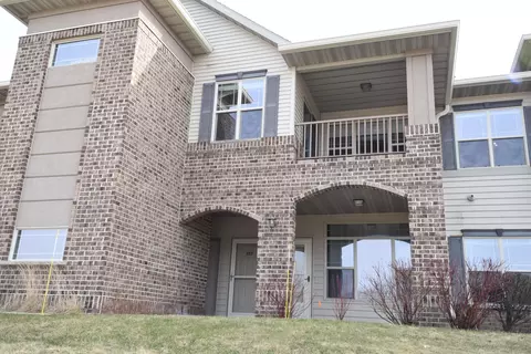 3053 W Drexel #122, Franklin, WI 53132