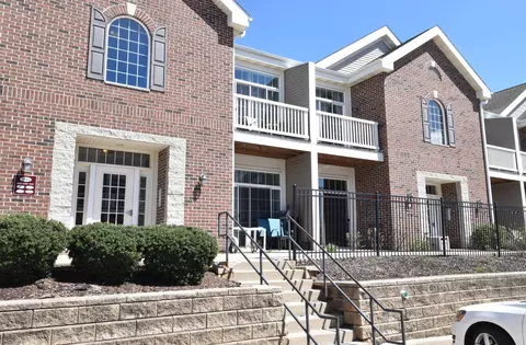 1544 Roxbury #105, Waukesha, WI 53186