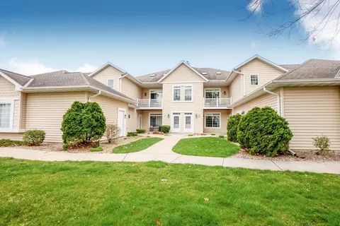 w398n5951 Autumn Woods, Oconomowoc, WI 53066