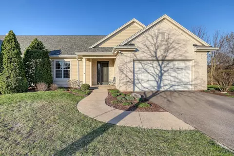 w233n3066 Oakmont #B, Pewaukee, WI 53072