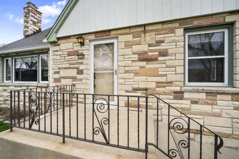 1536 W Maplewood, Milwaukee, WI 53221