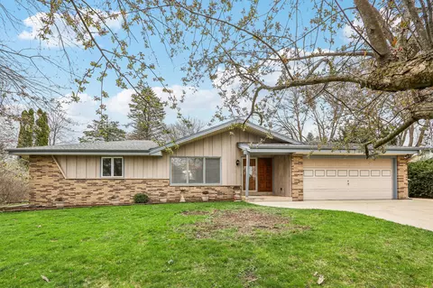 5800 S St Andrews, New Berlin, WI 53146