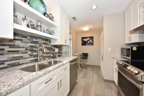 133 Lake Blf #B, Thiensville, WI 53092