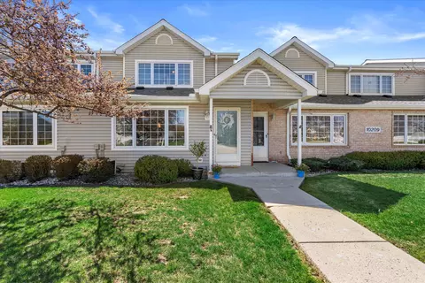 10209 W Whitnall Edge #E, Franklin, WI 53132