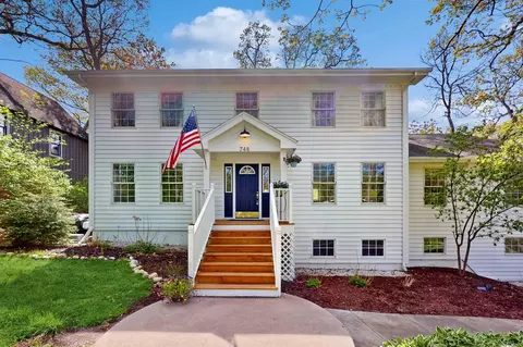 748 Indian Hls, Fontana, WI 53125