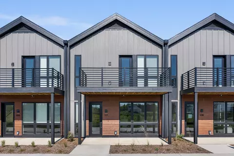 4199 E Hemlock #103, Oak Creek, WI 53154