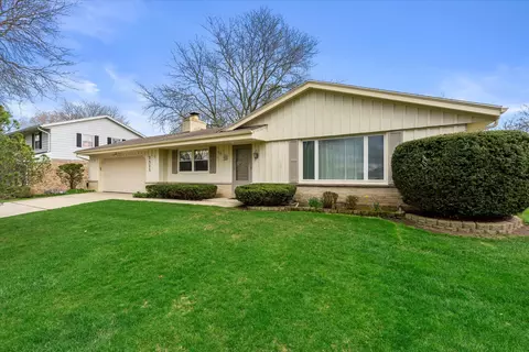 3325 W Colette, Mequon, WI 53092