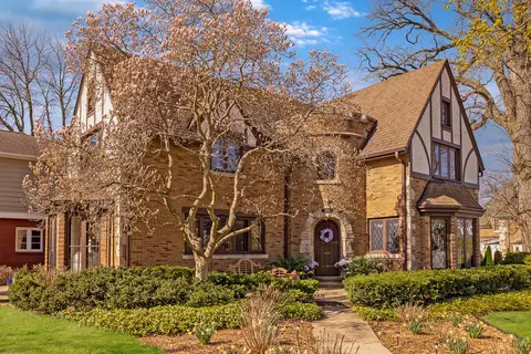 5325 N N Lk, Whitefish Bay, WI 53217