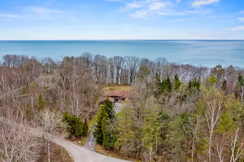 4298 High Point Bch, Port Washington, WI 53074