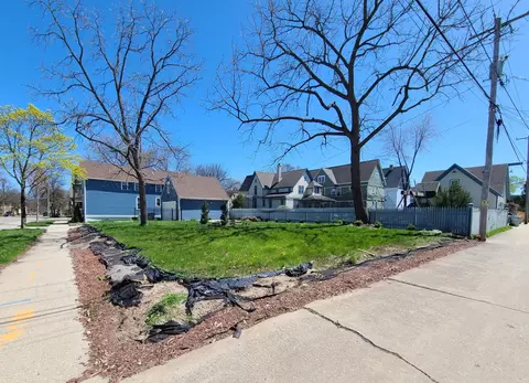 113 W Lloyd, Milwaukee, WI 53212