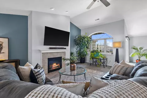 1048 Quinlan #B, Pewaukee, WI 53072