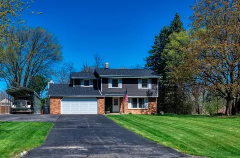 w246s6825 Maple Hl, Waukesha, WI 53189
