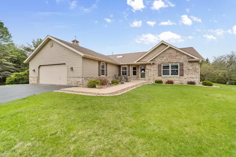 2443 Dove, Cedarburg, WI 53012