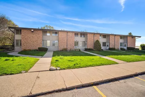 1518 Big Bnd #E, Waukesha, WI 53189