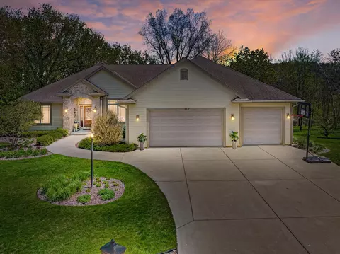 112 Muir Vly, Delafield, WI 53018