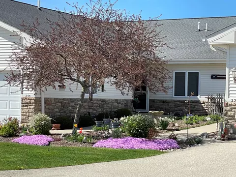 233 Creekside, Delavan, WI 53115