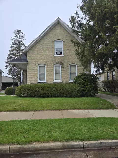 1924 Chatham #1924 1/2, Racine, WI 53402