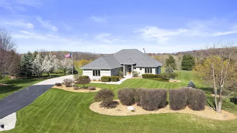 5216 Fox Holw, Hartford, WI 53027