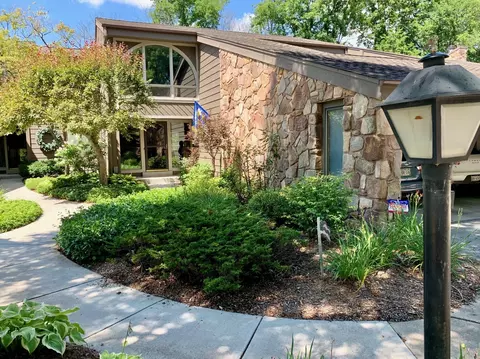 235 N Elm Grv #B, Brookfield, WI 53005