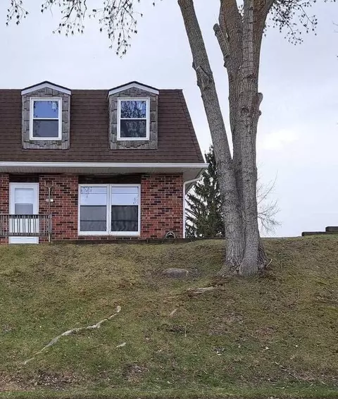 2025 Green Tree, West Bend, WI 53090
