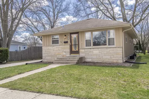 325 W Roberta, Waukesha, WI 53186