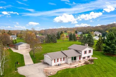 w326s8262 Paradise, Mukwonago, WI 53149