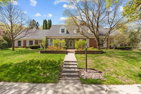 818 Crestview, West Bend, WI 53095