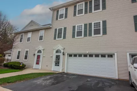 1215 Woodbury #14, Waukesha, WI 53189