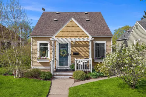 2305 Winnebago, La Crosse, WI 54601