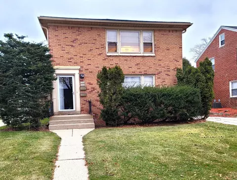 5042 N Bay Rdg #5044, Whitefish Bay, WI 53217