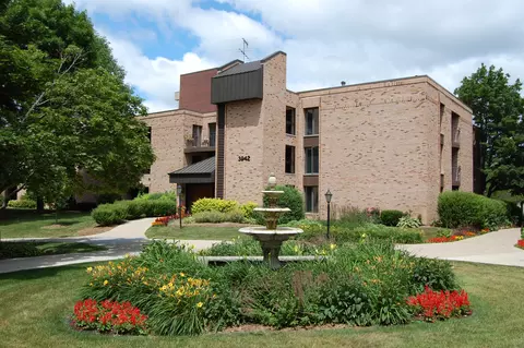 3942 N Oakland #136, Shorewood, WI 53211
